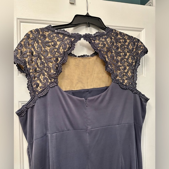 Super flattering formal gown for a special event. EUC 22W Alex Evening gray gown - Picture 6 of 7